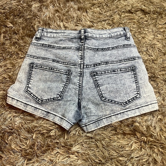 Delia’s Jrs 5/6 Acid Wash Button Fly Casual Spring Summer School Denim Shorts - Picture 2 of 8